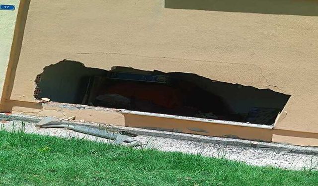 Erzincan’da geri geri gelen araç evin duvarını yıktı
