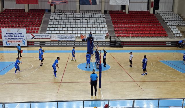 Erzincan’da Voleybol turnuvası kızıştı. Turnuvada 2’inci tura geçiliyor