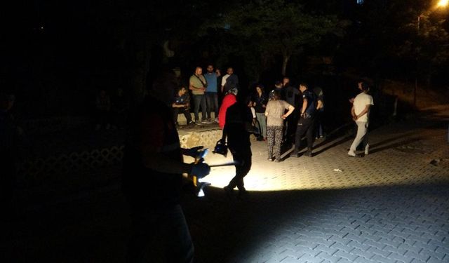 Malatya'da bir  genç gece yarısı mahalleyi karıştırdı