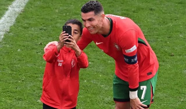 Sahaya atlayıp Ronaldo ile fotoğraf çekilen Berat’a ağır ceza geldi.