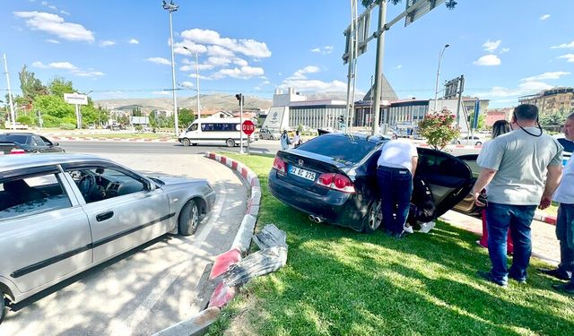 Virajı alamayan sürücü refüje çıktı: 2 yaralı