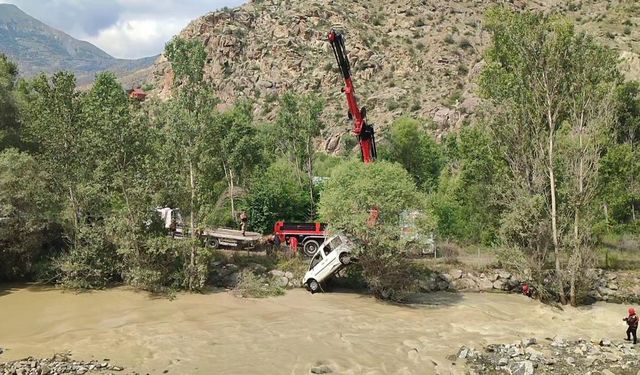 Heyelanda kaybolan suya kapılan 10 aylık bebek aranıyor