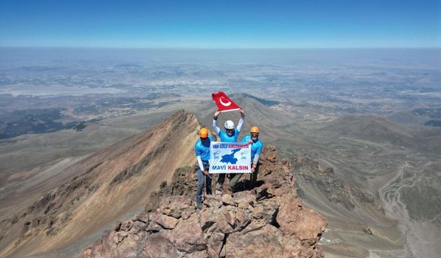 Van Gölü'ne dikkat çekmek için Erciyes Dağı'na tırmandılar