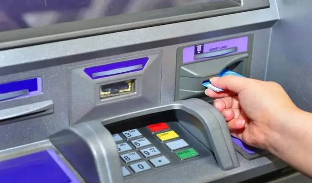 ATM’lerde yeni dönem başlıyor: Bunu yapanların kartlarını yutacak!