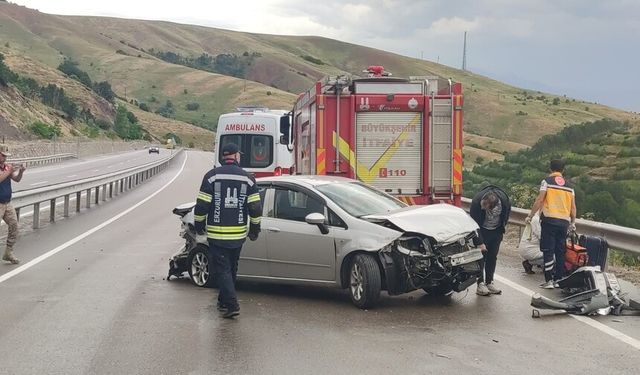 Erzincan-Erzurum karayolunda 6 araç kazaya karıştı: 8 yaralı