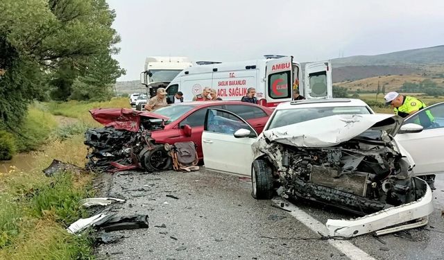 Erzincan- Refahiye karayolunda iki otomobil çarpıştı: 4 yaralı