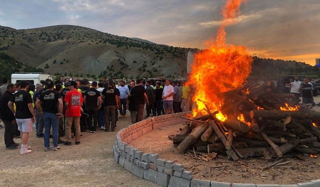 Erzincan’da dev kamp ateşi! Vali yanma tehlikesi atlattı