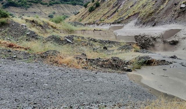 Erzincan’ın komşu ilçesinde sel geldi! Köy yolu ulaşıma kapandı