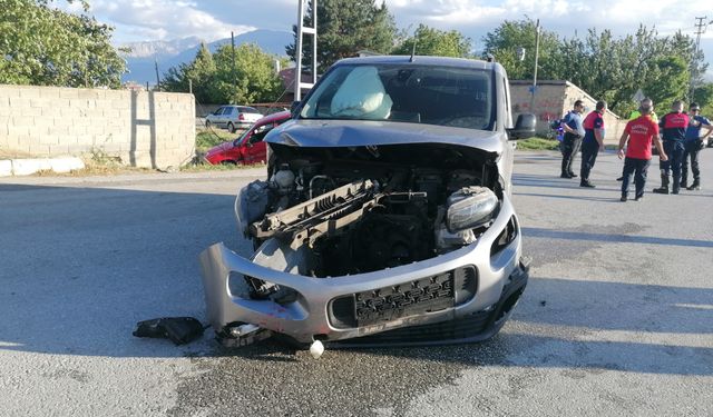Erzincan’da trafik kazası: Araçlar hurdaya döndü!