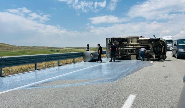 Araç kaza yaptı, yüzlerce litre süt yola döküldü