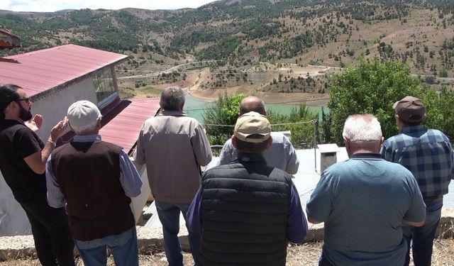 Erzincan depreminde kaybettikleri yakınlarının mezarlarına yaklaşamıyorlar (Video Haber)