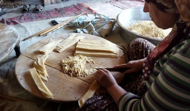 Erzincan’da geleneksel erişte hazırlığı başladı