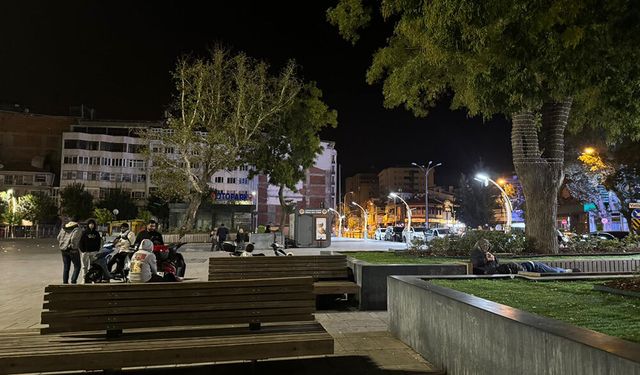 Afyon'da 4,4 büyüklüğünde deprem: Sokakta sabahladılar