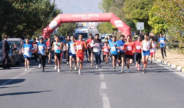 Erzincan’da 29 Ekim’e Özel Coşkulu Cumhuriyet Koşusu ve Ödül Töreni