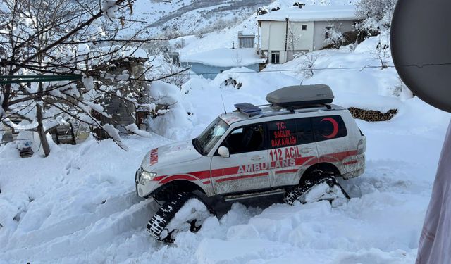 Erzincan'da rahatsızlanan vatandaşa kar paletli ambulansla ulaştılar...