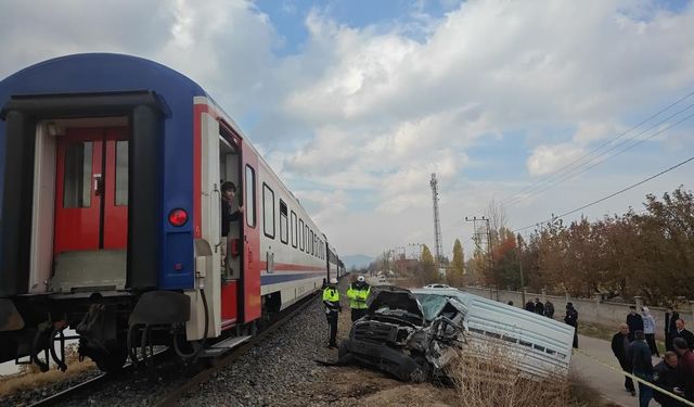 Trenle kamyonet çarpıştı: 1 ölü, 1 yaralı