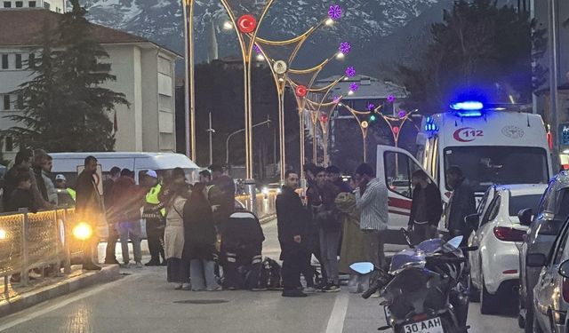 Erzincan’da Otomobil ve Motosiklet Çarpıştı: 1 Kişi Yaralandı