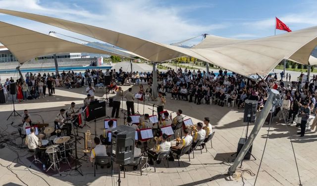 Erzincan'da Bahar Şenlikleri 3. Ordu Bando Takımı ile Şenlendi