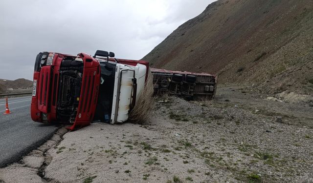 Erzincan’da fırın yüklü tır kaza yaptı!