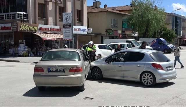 Erzincan’da kontrolsüz kavşakta trafik kazası