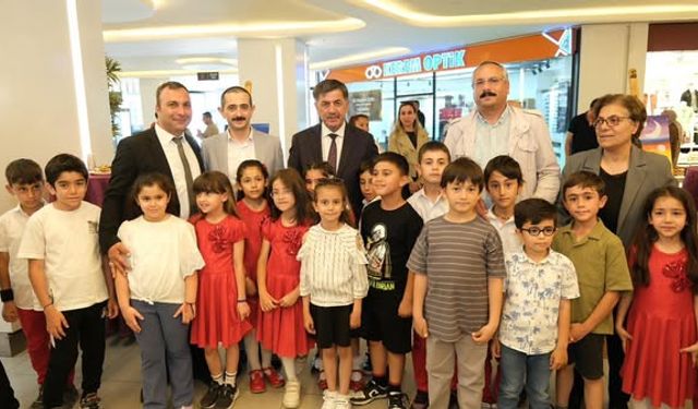 Erzincan’da minik ressamlar sahneye çıktı
