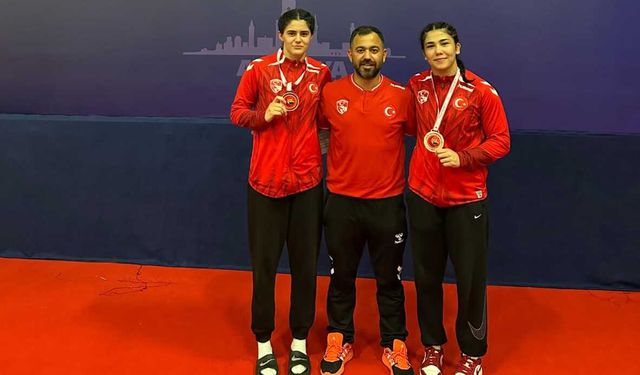 Erzincan'ın güreşçi kızları madalyaları topladı!