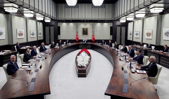 2 bakanlık bölünüyor, 3 bakan değişiyor mu?
