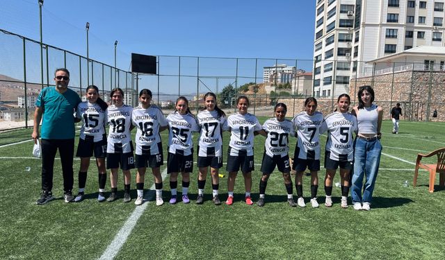 Erzincan Gençler Gücü Kız Futbol Takımı şampiyon oldu
