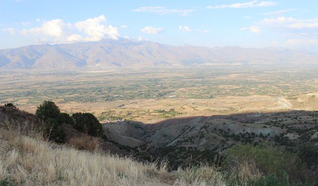 Erzincan’a hakim tepede bir türbe...