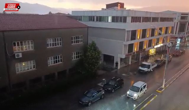 Erzincan’da gök delindi:Dolu, sağanak ve yıldırımlar kenti vurdu!