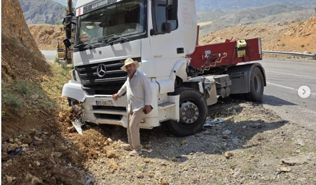 Erzincan’da tır kayalıklara Çarptı: İş makinası yola savruldu!