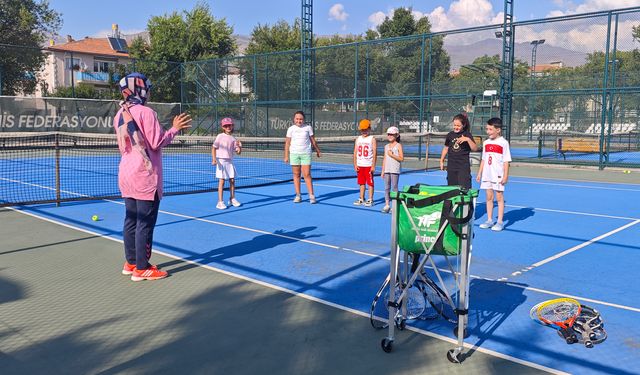 Erzincan’da öğrencilerin tenis eğitimi başladı