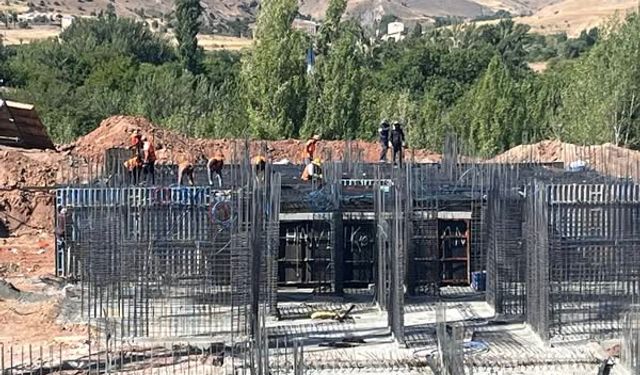 TOKİ inşaatında ilk bloğun betonları dökülüyor...