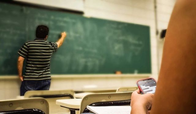 Anne ve babalar bu yaşta çocuğunuzu telefonlara alıştırırsanız beyni geriletirsiniz