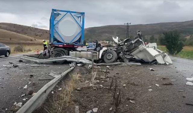 Sivas'ta otobüs ve tır çarpıştı: 3 ağır 20 yaralı