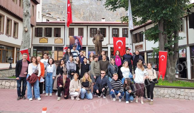 3 ülkeden Erzincan’a gelen öğrenciler Kemaliye’yi gezdi