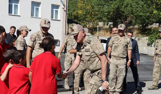Erzincan Jandarma komutanlığından okula destek