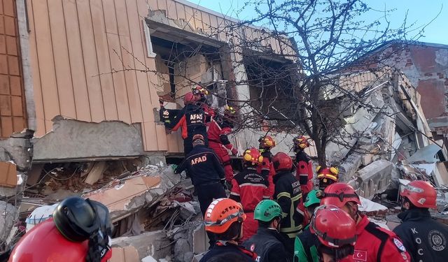Gebze'de 6 katlı bina çöktü: 5 kişi enkaz altında