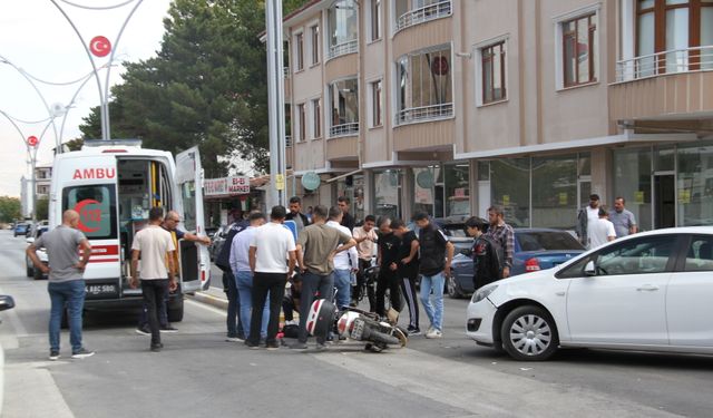 Erzincan’da otomobil elektrikli bisikletle çarpıştı