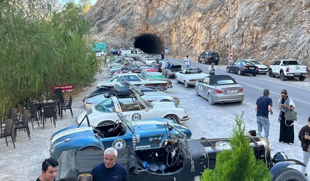 İşadamı Murat Ülker, büyüleyen klasik otomobil konvoyu ile Erzincan'dan Kemaliye'ye geçti