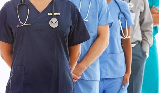 Hastane personeli artık mesleğine göre kıyafet giyecek