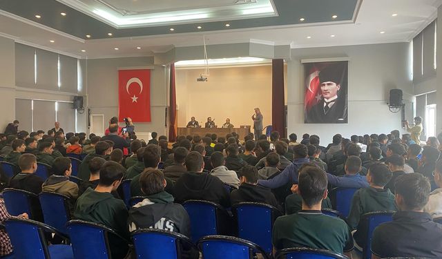 Ünlü oyuncular Erzincan’da öğrencilerle buluştu