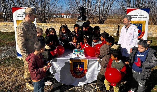 Erzincan Jandarmadan çocuklara sürpriz