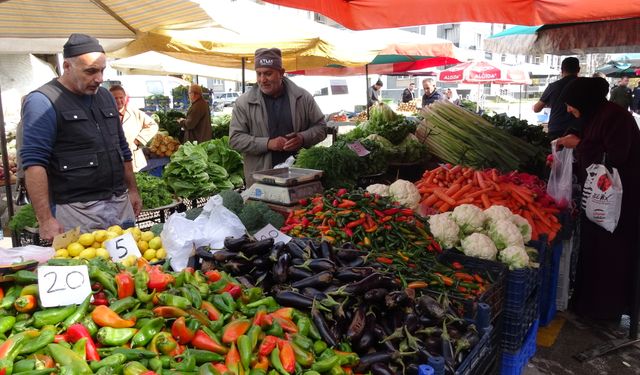 Erzincan Pazarı’nda kış başladı: Vatandaş temkinli, esnaf umutlu