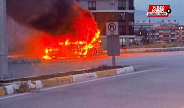 Erzincan’da seyir halindeki araç alev topuna döndü