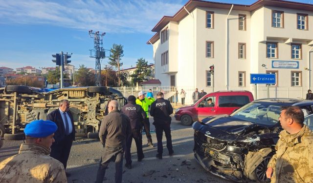 Kelkit'te makam aracı jandarma minibüsüne çarptı, yaralılar var...