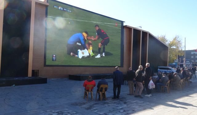 24 Erzincanspor taraftarları coşkuyla maçı dev ekranda İiledi