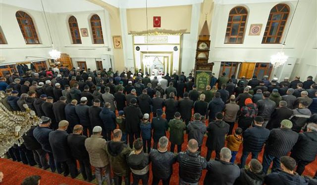 Erzincanlılar sabah namazında bir araya geliyor..
