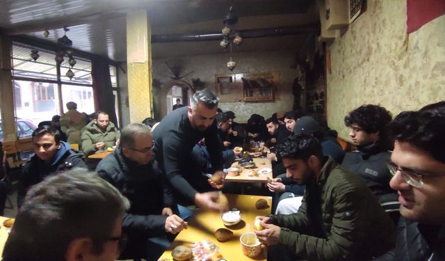 Erzincan'da sabah namazı buluşmasına Kemaliye'li hayırseverden gönülleri ısıtan ikram