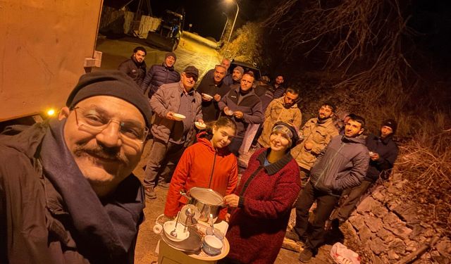 Erzincan'ın ilçesinde gecenin en derin saatlerinde ayaktaydılar